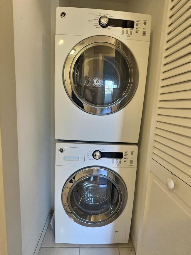 Building Photo - 3348 Lucerne Park Dr