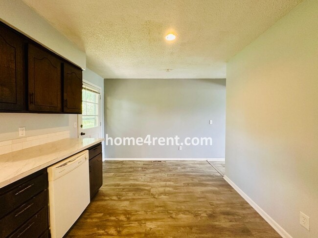 Building Photo - Raised Ranch Style Home in KCK w/ a Finish...