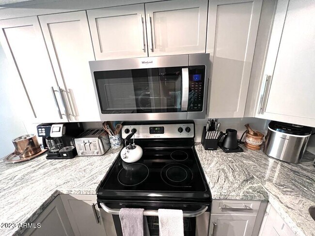Building Photo - 906 S Lola Ln