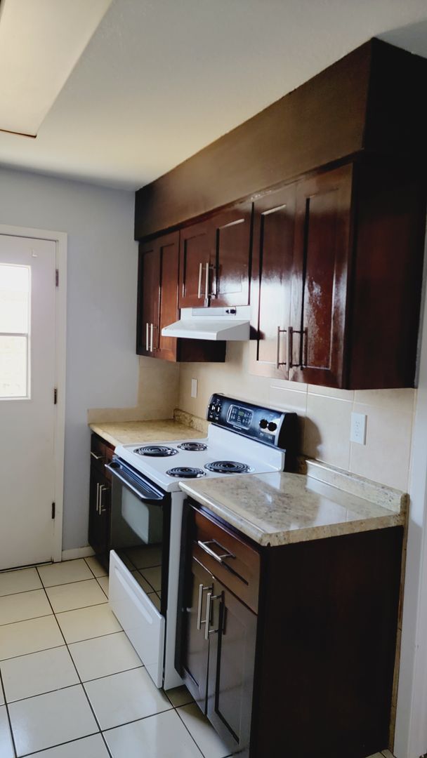 Building Photo - Adorable 2 bdrm, 2 bath apartment in West ...
