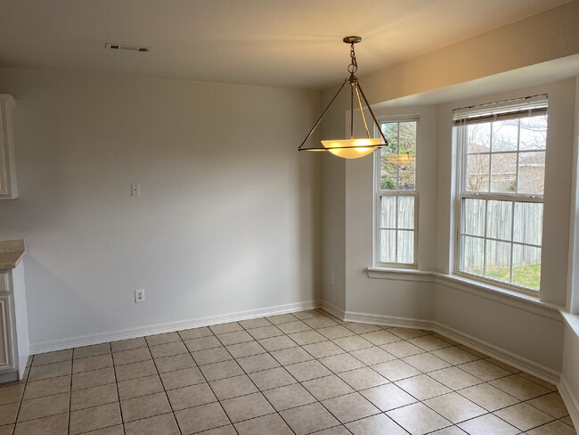 Building Photo - 911 SW Cheyenne Dr