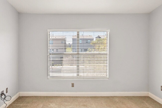 Building Photo - 3 Bed, 2 Bath -Gated- South West Las Vegas