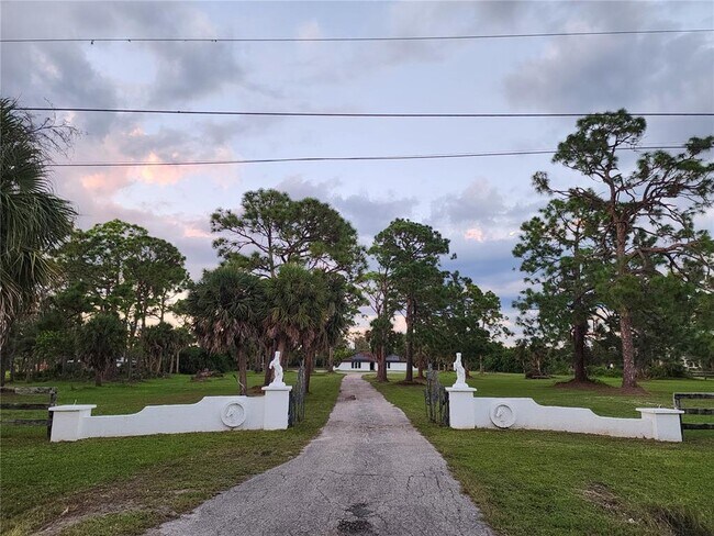 Building Photo - 900 Crestwood Rd