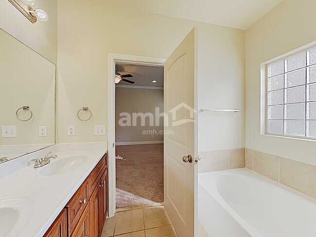 Building Photo - 1439 Sunray Dr