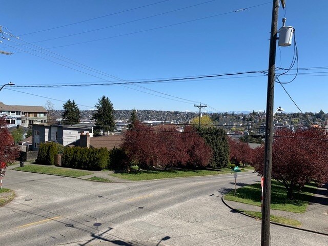 Building Photo - 3047 24th Ave W