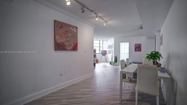 Building Photo - 999 Brickell Bay Dr