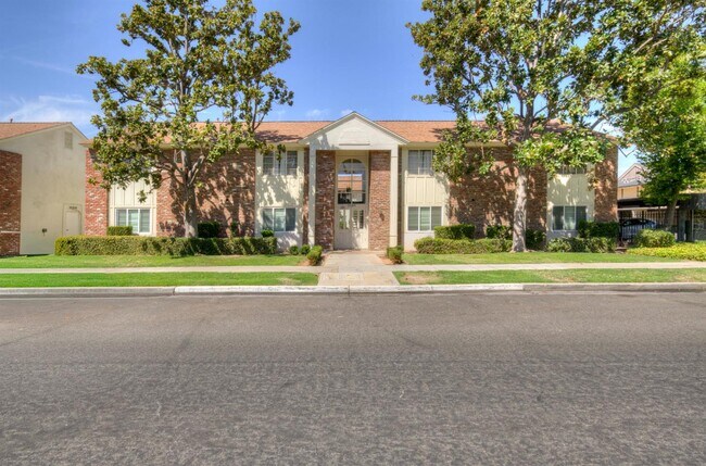 Building Photo - 5085 N Roosevelt Ave