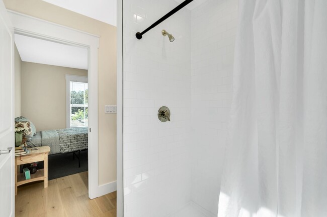 Building Photo - Charming Caribbean Cottage - Downtown Brad...