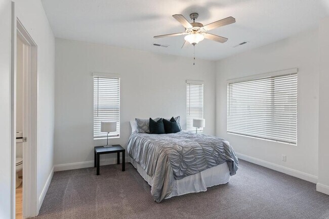 Building Photo - Desert Color Townhome 4-Bedrooms!