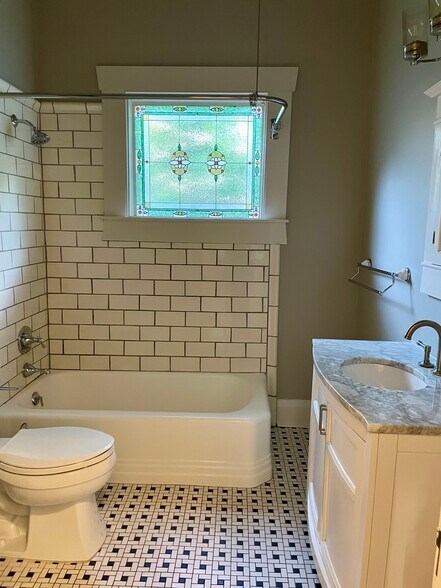 Master Bath - 2114 W Marjory Ave