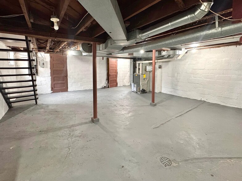 Building Photo - 1242 Justine St