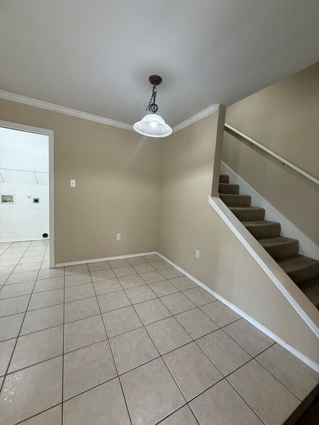 Building Photo - 3/2.5/2 2 STORY - Great Location near Main St