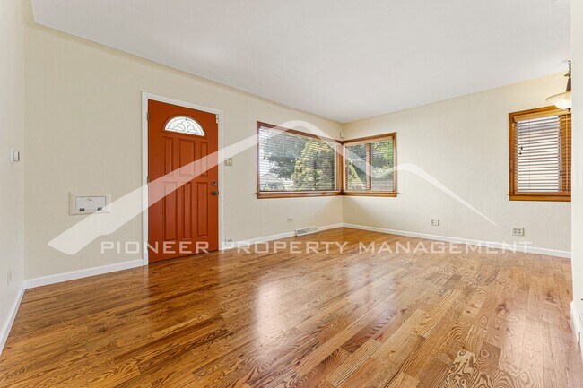 Building Photo - Charming Home with Central AC and Washer/Dryer