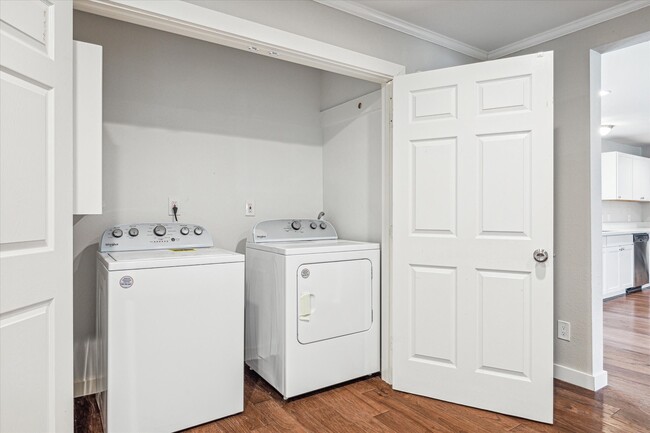 Building Photo - 2006 Du Barry Ln