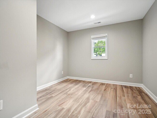 Building Photo - 4954 Moonlite Bay Dr