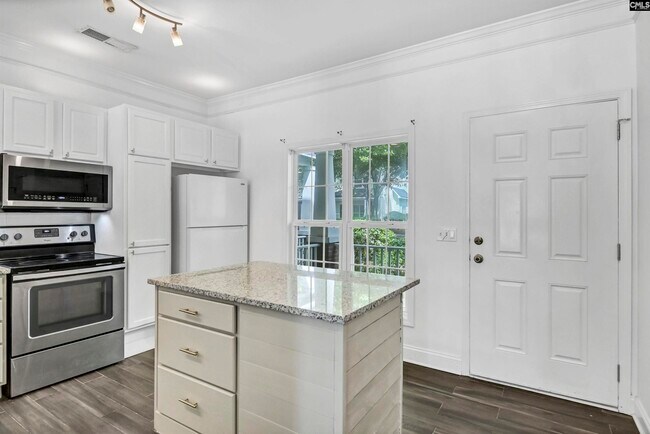 Building Photo - 302 Hampton Forest Drive