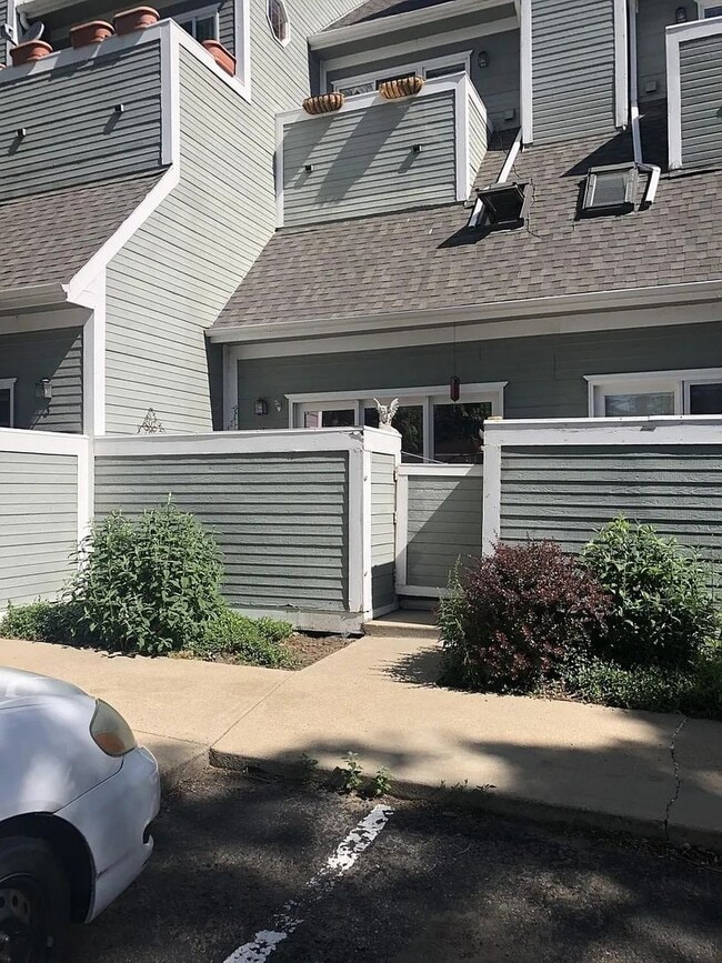 Building Photo - Bright & Convenient Unit in the Heart of Boulder – Walk to CU! Available August 4!