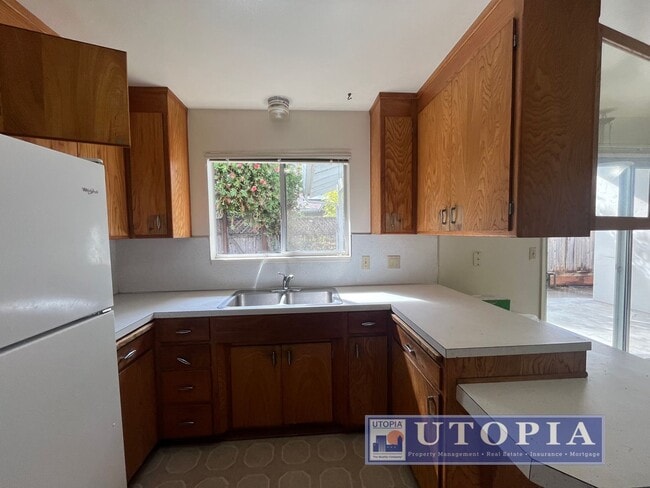 Building Photo - 2 Bed 1 Bath Single Family Home Right Next...
