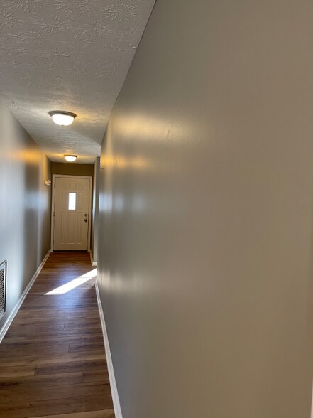 Building Photo - 160 Red Hawk Dr