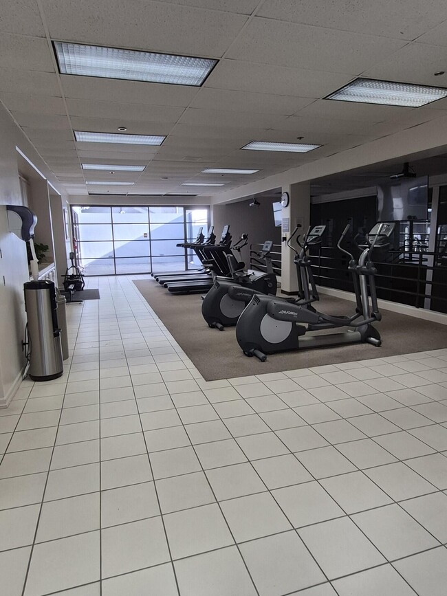 Building Photo - 600 W 9th St