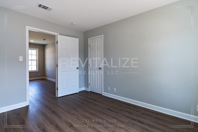 Building Photo - **NO SECURITY DEPOSIT** 5 Bedroom Home in ...