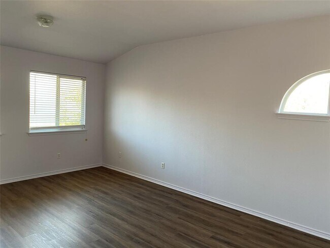 Building Photo - 1850 Logan Dr