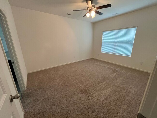 Building Photo - Move in Ready: 4 bedroom- 2 bath Beauty! Appliances Included