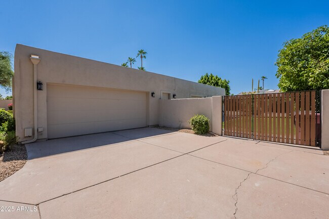 Building Photo - 8338 E San Rafael Dr