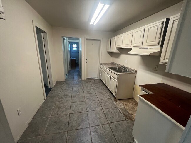 Building Photo - 1290 Henson Ln