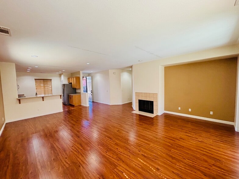 Building Photo - 5806 W Avenue K3