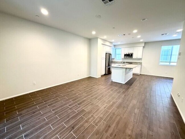 Building Photo - Luxury Townhome for Lease in Rancho Cucamonga