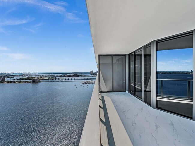 Building Photo - 700 NE 24th St