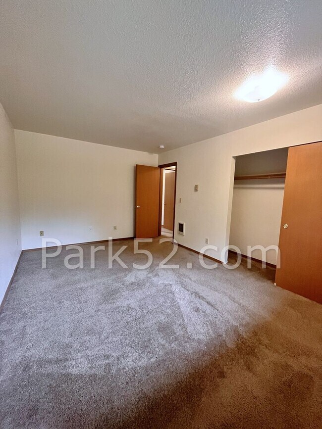 Building Photo - 2 Bedroom 1 Bathroom Tacoma Duplex