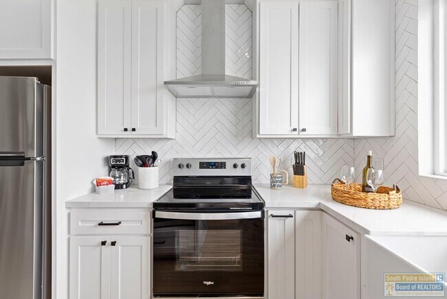 Building Photo - 111 W Sunny Isle Dr