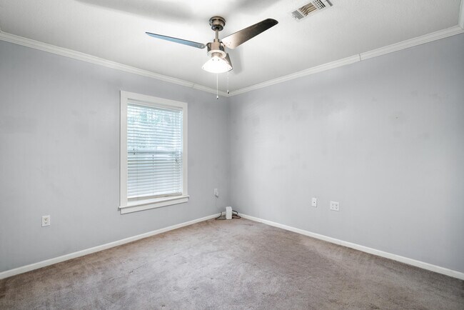 Building Photo - 40 Horseshoe Ln