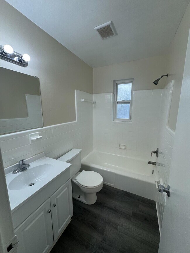 Building Photo - Charming 1 Bedroom Apartment in Woodbridge – Third Level Apartment