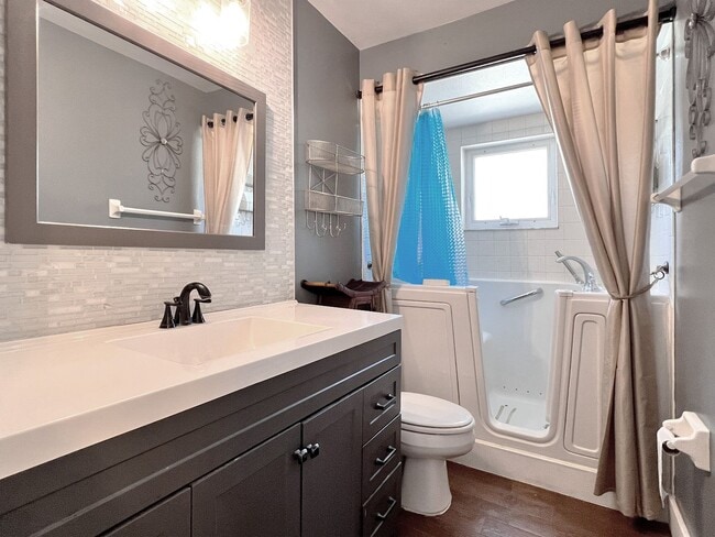 Building Photo - Two-Bedroom Home with Flex Room off Lake D...