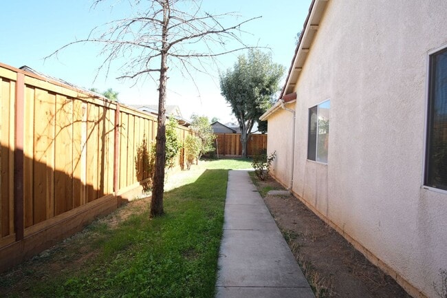 Building Photo - Charming Ceres Home with a spacious backyard!