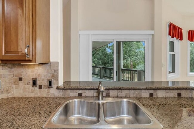 Building Photo - Beautiful & Spacious 4Bd 3.5Bath Home w/An...