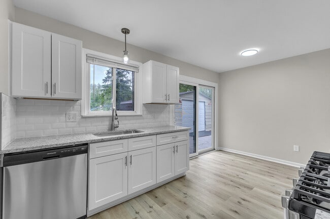Building Photo - 2331 Deerfield Ct