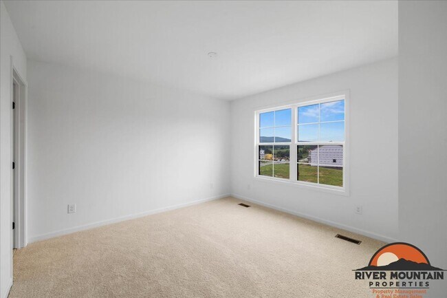 Building Photo - Spacious Townhome with Garage and Bonus Space in Blacksburg