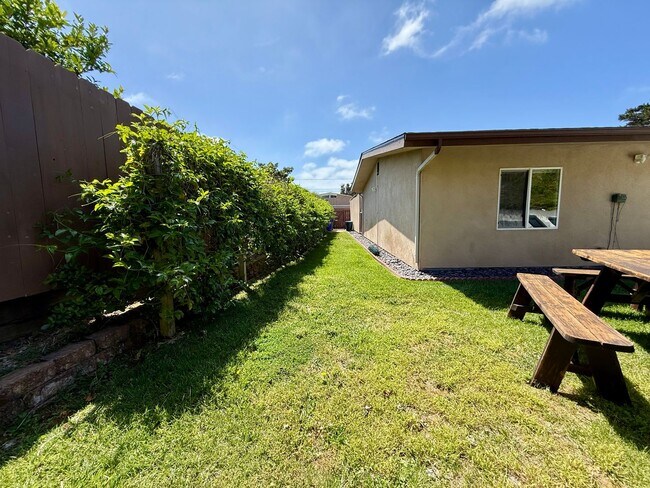 Building Photo - Luxury Furnished 4 Bedroom Home with Pool ...