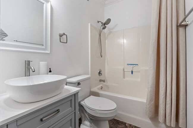 Building Photo - Beautiful 3-Bed, 3-Bath Home in Excellent ...