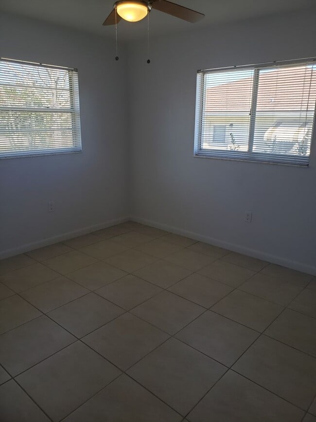 Building Photo - Awesome 2/1 in Beverly Hills!!!