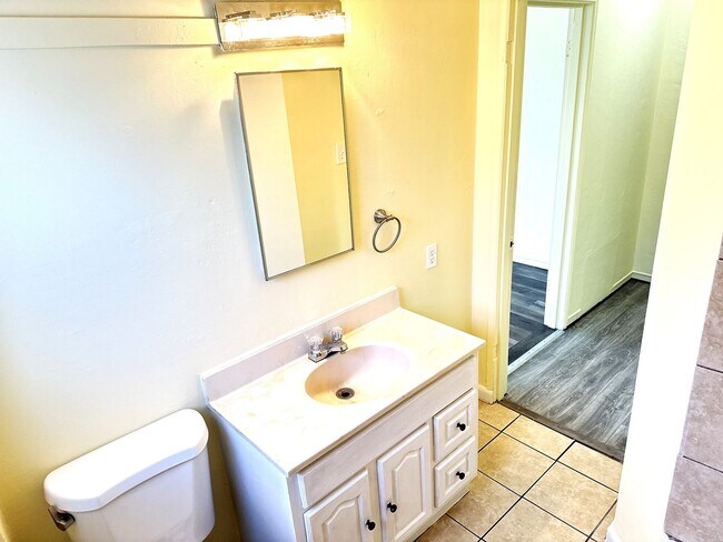 Building Photo - 2 BED/1 BATH/Home For RENT! Cozy, and Char...