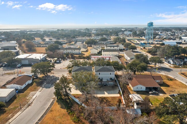 Building Photo - Modern Beaufort Townhome available for Long Term Rental