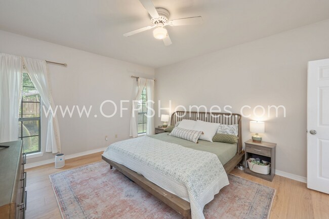 Building Photo - 3/2 in Destin!! AVAILABLE JULY 1
