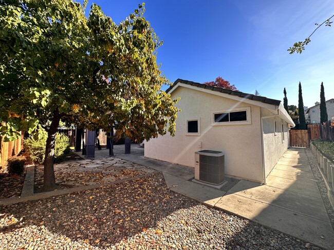 Building Photo - 4976 Mesa Ridge Dr