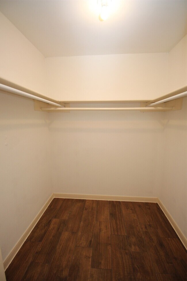 Building Photo - 13 Hideaway Dr