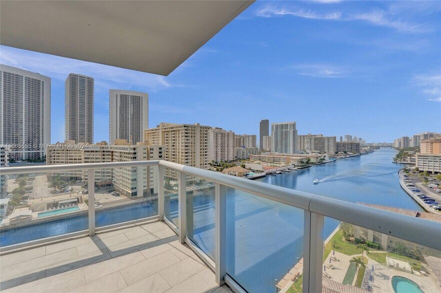 Building Photo - 2602 E Hallandale Beach Blvd